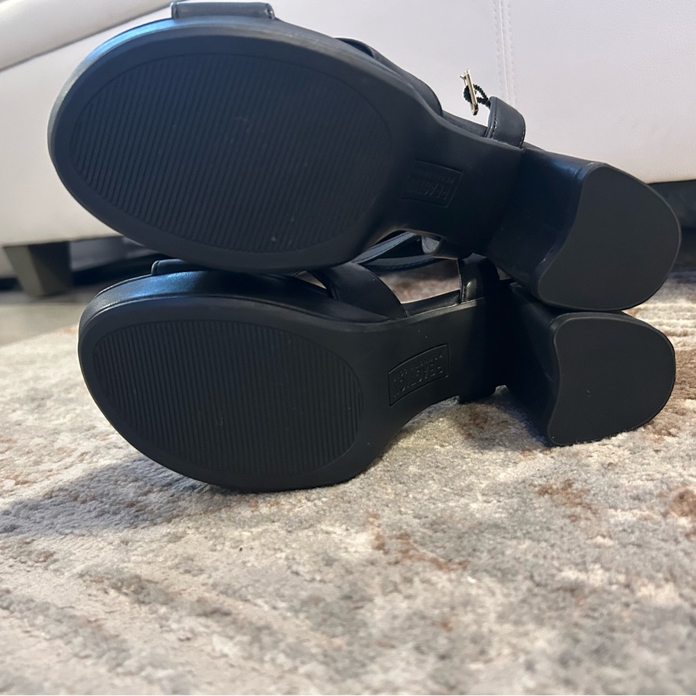 Kenneth Cole Reaction Black Platform Sandals - Picture 4 of 4